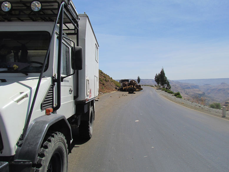 no todos los dias se encuentra uno una excavadora rodando pendiente abajo